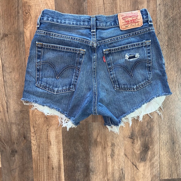 Super Cute Levi’s 550 Cutoff Jean Shorts - Picture 3 of 4